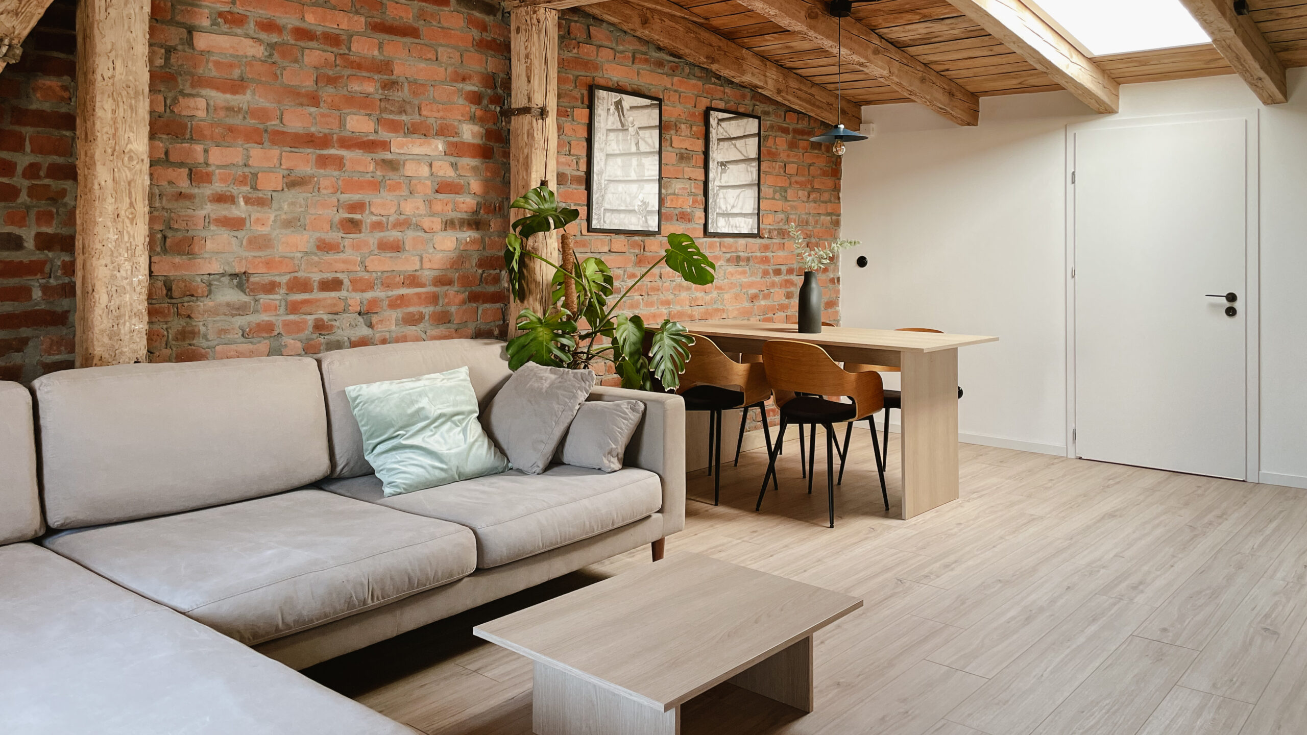 wnętrze mieszkania na poddaszu