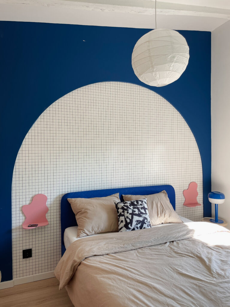 wn臋trze sypialni mieszkania na poddaszu