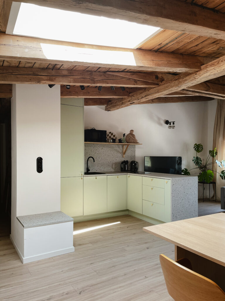 wnętrze mieszkania na poddaszu