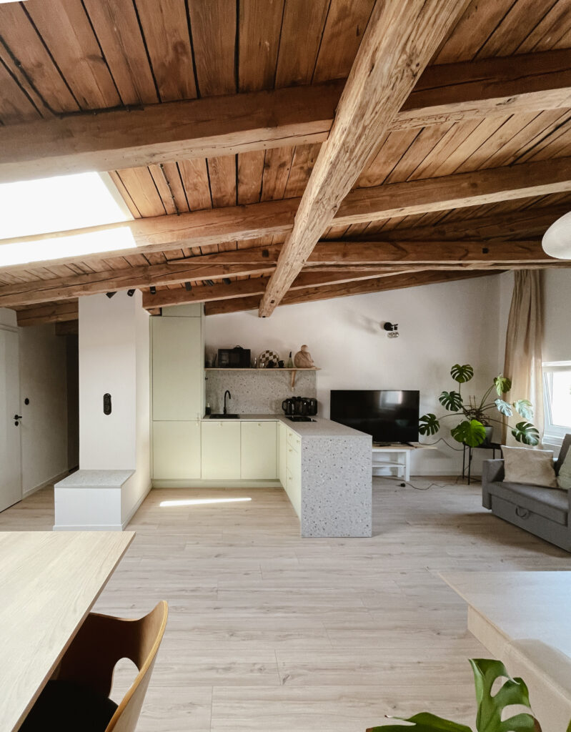 wnętrze mieszkania na poddaszu